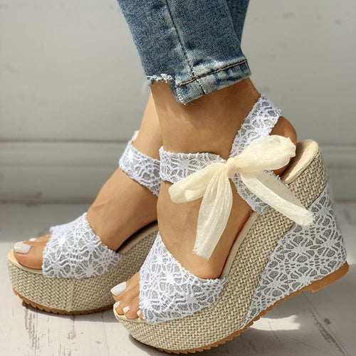 Sandales compensées femme en dentelle – style été chic